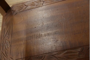 中古　美品　伝統工芸　日光彫り　菊の彫刻が優美な印象の飾り棚　(R-067670)