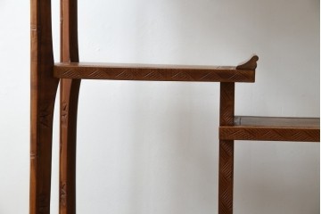 中古　美品　伝統工芸　日光彫り　菊の彫刻が優美な印象の飾り棚　(R-067670)