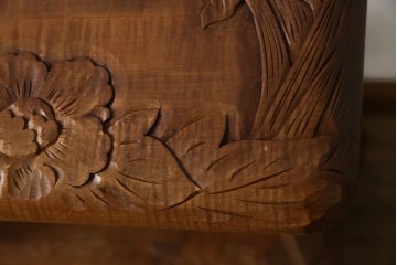 中古　美品　伝統工芸　日光彫り　菊の彫刻が優美な印象の飾り棚　(R-067670)