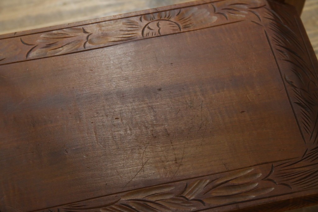 中古　美品　伝統工芸　日光彫り　菊の彫刻が優美な印象の飾り棚　(R-067670)