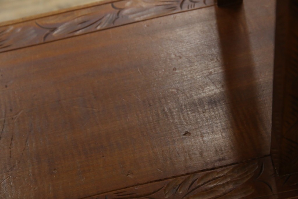 中古　美品　伝統工芸　日光彫り　菊の彫刻が優美な印象の飾り棚　(R-067670)