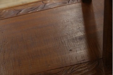 中古　美品　伝統工芸　日光彫り　菊の彫刻が優美な印象の飾り棚　(R-067670)