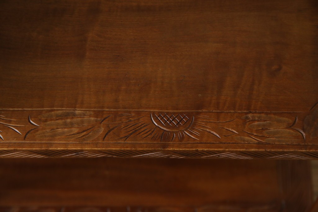 中古　美品　伝統工芸　日光彫り　菊の彫刻が優美な印象の飾り棚　(R-067670)