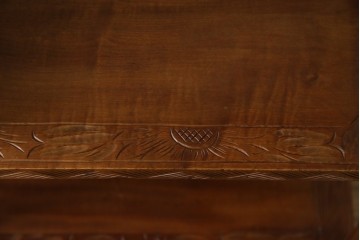 中古　美品　伝統工芸　日光彫り　菊の彫刻が優美な印象の飾り棚　(R-067670)