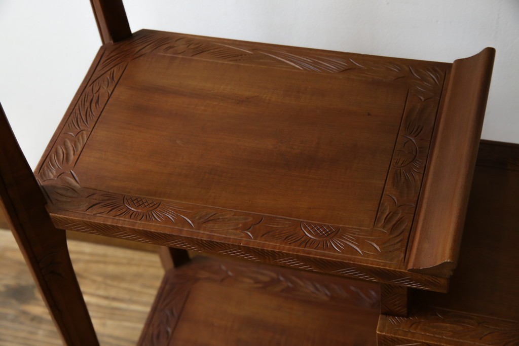 中古　美品　伝統工芸　日光彫り　菊の彫刻が優美な印象の飾り棚　(R-067670)