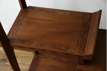 中古　美品　伝統工芸　日光彫り　菊の彫刻が優美な印象の飾り棚　(R-067670)