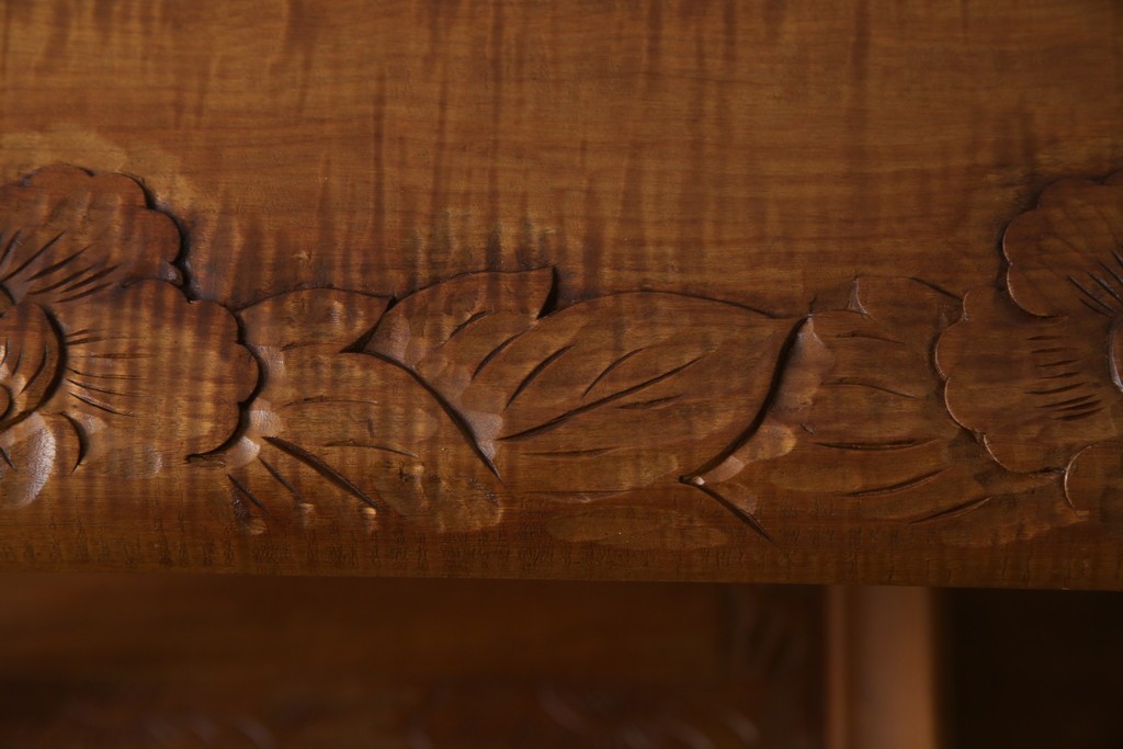 中古　美品　伝統工芸　日光彫り　菊の彫刻が優美な印象の飾り棚　(R-067670)