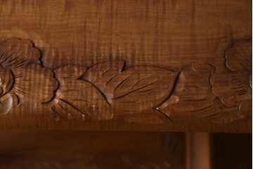 中古　美品　伝統工芸　日光彫り　菊の彫刻が優美な印象の飾り棚　(R-067670)