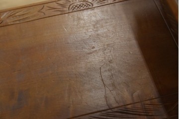 中古　美品　伝統工芸　日光彫り　菊の彫刻が優美な印象の飾り棚　(R-067670)