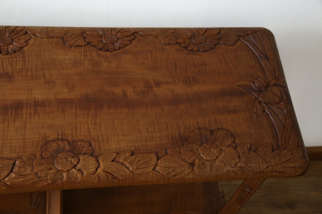 中古　美品　伝統工芸　日光彫り　菊の彫刻が優美な印象の飾り棚　(R-067670)
