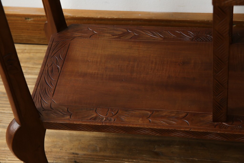 中古　美品　伝統工芸　日光彫り　菊の彫刻が優美な印象の飾り棚　(R-067670)