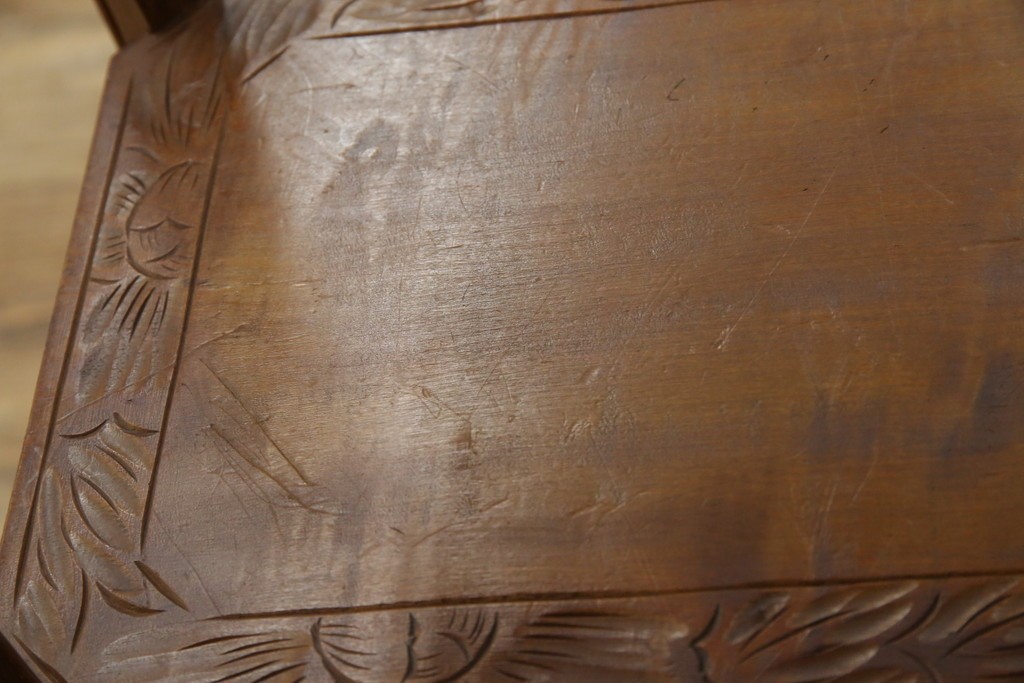 中古　美品　伝統工芸　日光彫り　菊の彫刻が優美な印象の飾り棚　(R-067670)