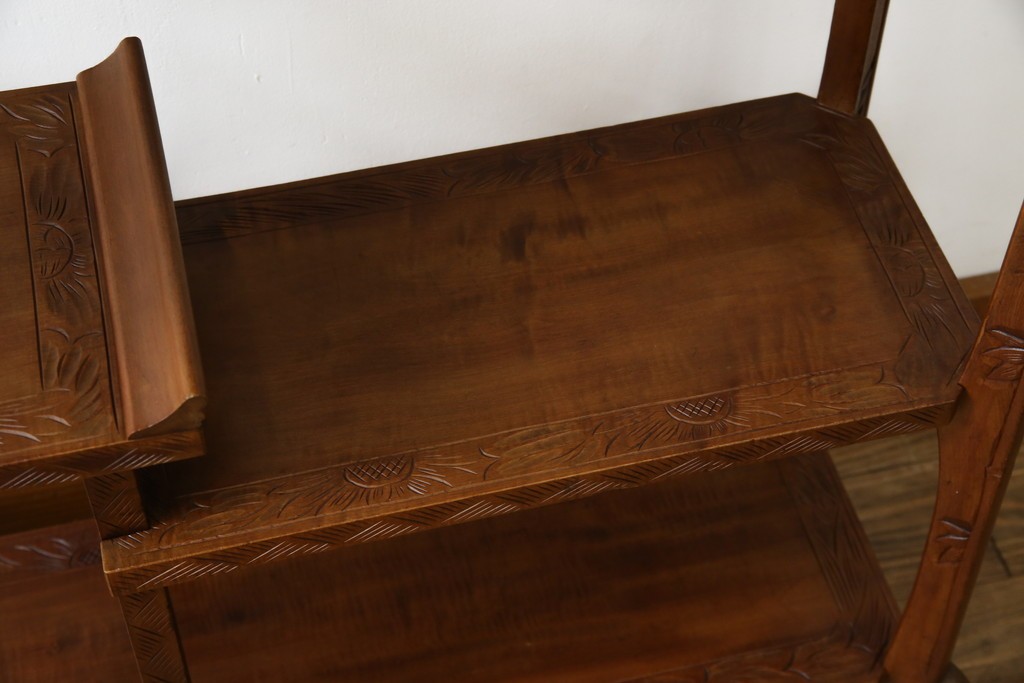 中古　美品　伝統工芸　日光彫り　菊の彫刻が優美な印象の飾り棚　(R-067670)