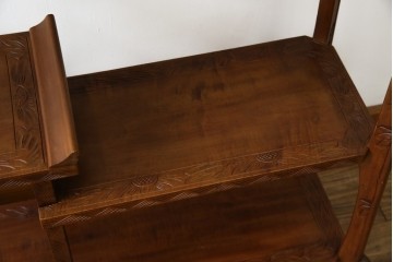 中古　美品　伝統工芸　日光彫り　菊の彫刻が優美な印象の飾り棚　(R-067670)