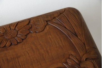 中古　美品　伝統工芸　日光彫り　菊の彫刻が優美な印象の飾り棚　(R-067670)