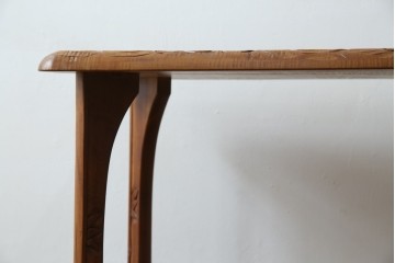 中古　美品　伝統工芸　日光彫り　菊の彫刻が優美な印象の飾り棚　(R-067670)