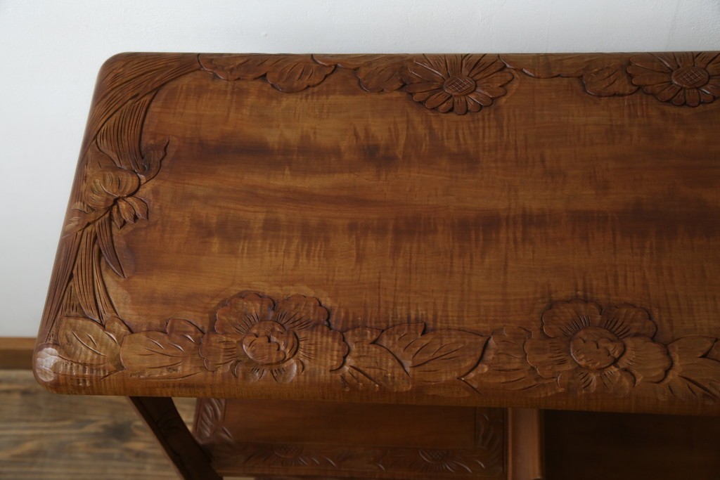 中古　美品　伝統工芸　日光彫り　菊の彫刻が優美な印象の飾り棚　(R-067670)