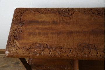 中古　美品　伝統工芸　日光彫り　菊の彫刻が優美な印象の飾り棚　(R-067670)