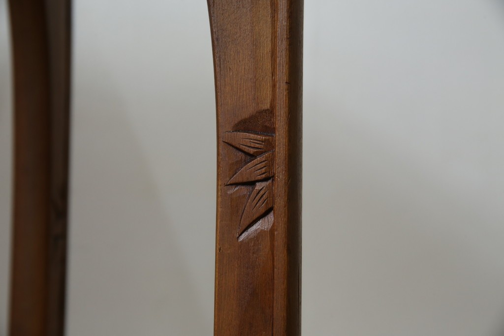 中古　美品　伝統工芸　日光彫り　菊の彫刻が優美な印象の飾り棚　(R-067670)