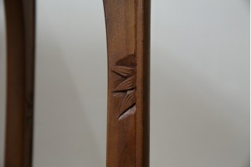 中古　美品　伝統工芸　日光彫り　菊の彫刻が優美な印象の飾り棚　(R-067670)