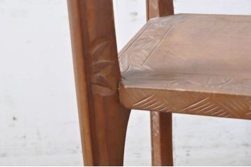 中古　美品　伝統工芸　日光彫り　菊の彫刻が優美な印象の飾り棚(茶棚、違い棚、オープンラック)(R-067670)