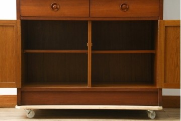 和製ビンテージ　国産　職人手造り　北欧デザイン　チーク材　ナチュラルテイストな空間におすすめのカップボード　(R-067671)
