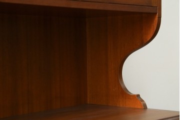 和製ビンテージ　国産　職人手造り　北欧デザイン　チーク材　ナチュラルテイストな空間におすすめのカップボード　(R-067671)