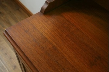 和製ビンテージ　国産　職人手造り　北欧デザイン　チーク材　ナチュラルテイストな空間におすすめのカップボード　(R-067671)