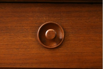和製ビンテージ　国産　職人手造り　北欧デザイン　チーク材　ナチュラルテイストな空間におすすめのカップボード　(R-067671)