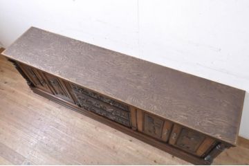 中古　美品　高級輸入家具　オーク材　重厚感ある佇まいと彫刻が魅力的な特大サイドボード(ローボード、テレビ台、テレビボード、リビングボード、引き出し、収納棚、戸棚)(R-067672)
