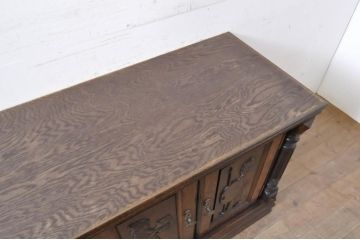 中古　美品　高級輸入家具　オーク材　重厚感ある佇まいと彫刻が魅力的な特大サイドボード(ローボード、テレビ台、テレビボード、リビングボード、引き出し、収納棚、戸棚)(R-067672)