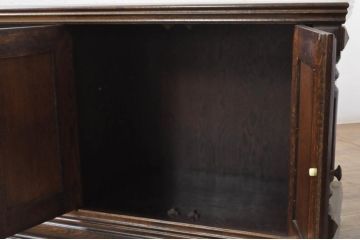 中古　美品　高級輸入家具　オーク材　重厚感ある佇まいと彫刻が魅力的な特大サイドボード(ローボード、テレビ台、テレビボード、リビングボード、引き出し、収納棚、戸棚)(R-067672)