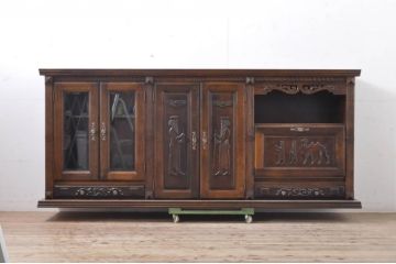 中古　美品　高級輸入家具　オーク材　重厚感ある佇まいと彫刻が魅力的な特大サイドボード(ローボード、テレビ台、テレビボード、リビングボード、引き出し、収納棚、戸棚)(R-067673)