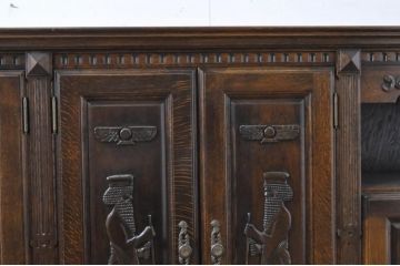 中古　美品　高級輸入家具　オーク材　重厚感ある佇まいと彫刻が魅力的な特大サイドボード(ローボード、テレビ台、テレビボード、リビングボード、引き出し、収納棚、戸棚)(R-067673)