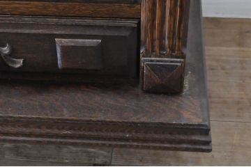 中古　美品　高級輸入家具　オーク材　重厚感ある佇まいと彫刻が魅力的な特大サイドボード(ローボード、テレビ台、テレビボード、リビングボード、引き出し、収納棚、戸棚)(R-067673)
