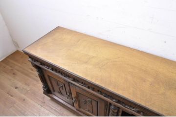 中古　美品　高級輸入家具　オーク材　重厚感ある佇まいと彫刻が魅力的な特大サイドボード(ローボード、テレビ台、テレビボード、リビングボード、収納棚、戸棚)(R-067674)