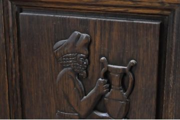 中古　美品　高級輸入家具　オーク材　重厚感ある佇まいと彫刻が魅力的な特大サイドボード(ローボード、テレビ台、テレビボード、リビングボード、収納棚、戸棚)(R-067674)