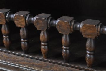 中古　美品　高級輸入家具　オーク材　重厚感ある佇まいと彫刻が魅力的な特大サイドボード(ローボード、テレビ台、テレビボード、リビングボード、収納棚、戸棚)(R-067674)