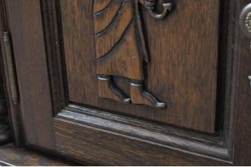 中古　美品　高級輸入家具　オーク材　重厚感ある佇まいと彫刻が魅力的な特大サイドボード(ローボード、テレビ台、テレビボード、リビングボード、収納棚、戸棚)(R-067674)