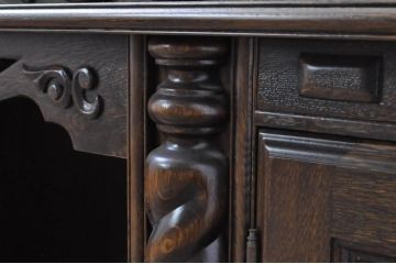 中古　美品　高級輸入家具　オーク材　重厚感ある佇まいと彫刻が魅力的な特大サイドボード(ローボード、テレビ台、テレビボード、リビングボード、収納棚、戸棚)(R-067674)