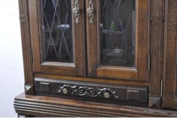 中古　美品　高級輸入家具　オーク材　重厚感ある佇まいと迫力ある彫刻が魅力的な特大キャビネット(収納棚、飾り棚、戸棚、引き出し)(R-067676)