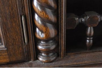 中古　美品　高級輸入家具　オーク材　重厚感ある佇まいと迫力ある彫刻が魅力的な特大キャビネット(収納棚、飾り棚、戸棚、引き出し)(R-067676)