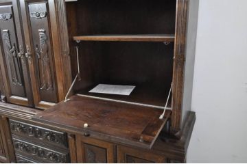 中古　美品　高級輸入家具　オーク材　重厚感ある佇まいと迫力ある彫刻が魅力的な特大キャビネット(収納棚、飾り棚、戸棚、引き出し)(R-067676)