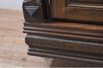 中古　美品　高級輸入家具　オーク材　重厚感ある佇まいと迫力ある彫刻が魅力的な特大キャビネット(収納棚、飾り棚、戸棚、引き出し)(R-067676)