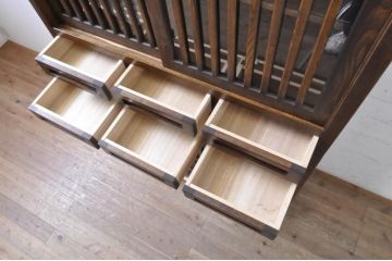 中古　葉山ガーデン(Hayama Classic)　上質な和の空間を演出する格子引き戸の二段重ね水屋箪笥(食器棚、茶箪笥、重ねタンス、キャビネット、収納棚、戸棚、店舗什器)(R-067681)