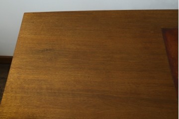 イギリスヴィンテージ　マホガニー材　モダンなデザインが魅力のレザートップ両袖机　(R-067682)