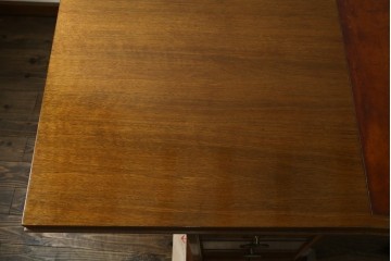 イギリスヴィンテージ　マホガニー材　モダンなデザインが魅力のレザートップ両袖机　(R-067682)