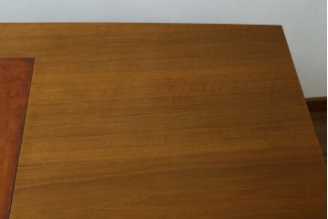イギリスヴィンテージ　マホガニー材　モダンなデザインが魅力のレザートップ両袖机　(R-067682)
