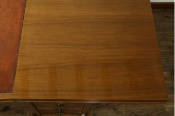 イギリスヴィンテージ　マホガニー材　モダンなデザインが魅力のレザートップ両袖机　(R-067682)