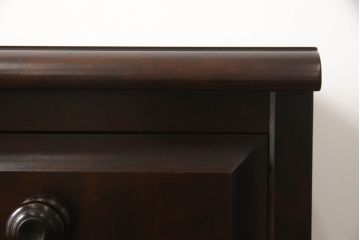 中古　美品　北海道民芸家具　直線的なフォルムとシックな色合いが美しいサイドチェスト(引き出し、洋服タンス)(R-067683)